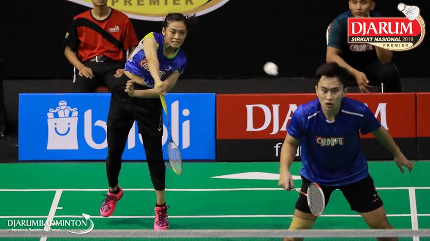 Reinard Dhanriano/Maretha Dea Giovani (Mutiara Cardinal) melepaskan serangan. Reinard Dhanriano/Maretha Dea Giovani (Mutiara Cardinal) melepaskan serangan.
