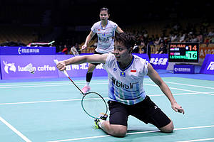 Greysia Polii/Apriyani Rahayu (Indonesia) jatuh bangun mengembalikan shuttlecock.