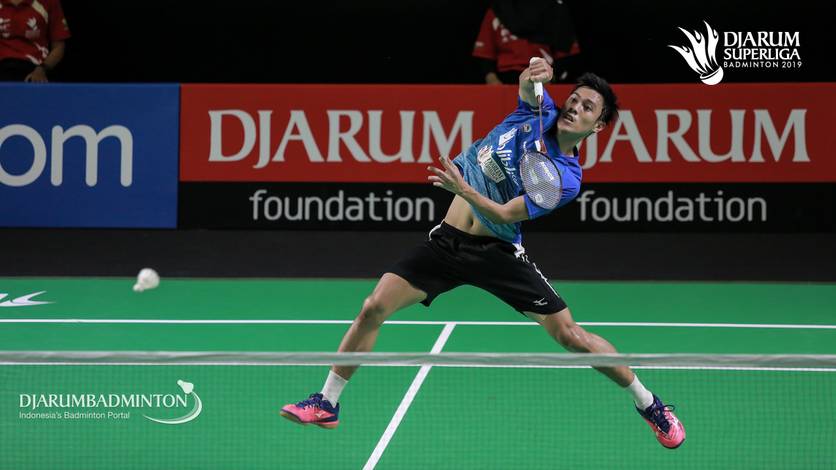 Tunggal putra Indoensia, Shesar Hiren Rhustavito melepaskan serangan. Tunggal putra Indoensia, Shesar Hiren Rhustavito melepaskan serangan.