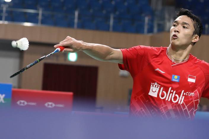 Jonatan Christie (Indonesia) mengembalikan shuttlecock.