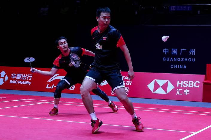 Hendra Setiawan/Mohammad Ahsan (Indonesia) menghadang serangan.