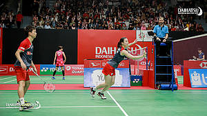 Yuta Watanabe/Arisa Higashino (Jepang) menyambut serve.