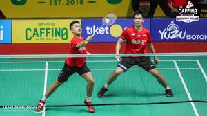 Leo Rolly Carnando/Daniel Marthin (Indonesia) mengembalikan shuttlecock.