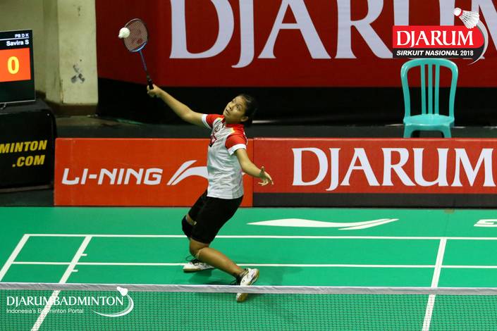 Komang Ayu Cahya Dewi (PB Djarum Kudus) mengembalikan shuttlecock.