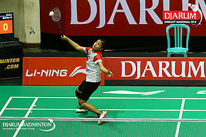 Komang Ayu Cahya Dewi (PB Djarum Kudus) mengembalikan shuttlecock.