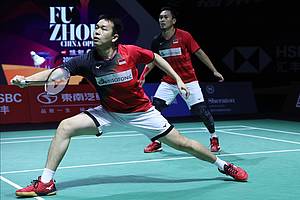 Hendra Setiawan/Mohammad Ahsan (Indonesia) mengembalikan shuttlecock.