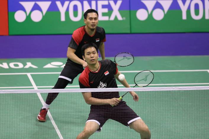 Hendra Setiawan/Mohammad Ahsan (Indonesia) mengembalikan shuttlecock.