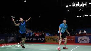 Lee Yang/Wang Chi Lin (Taiwan) bersiap menyambut pengembalian.