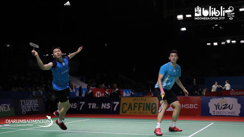 Lee Yang/Wang Chi Lin (Taiwan) bersiap menyambut pengembalian. Lee Yang/Wang Chi Lin (Taiwan) bersiap menyambut pengembalian.