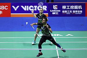 Tontowi Ahmad/Winny Oktavina Kandow (Indonesia) melepaskan serangan.