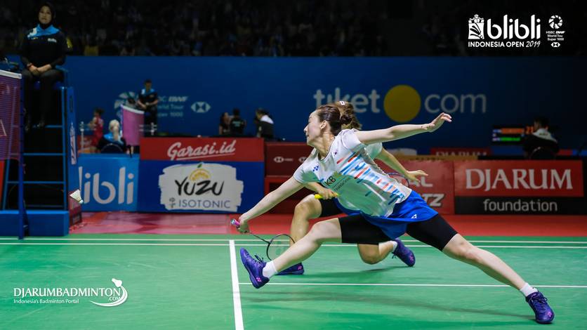 Lee So Hee/Shin Seung Chan (Korea) berusaha menggapai pengembalian. Lee So Hee/Shin Seung Chan (Korea) berusaha menggapai pengembalian.