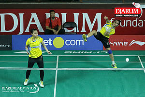 Dian Fitriani/Nadiya Melati (Pertamina Fastron) melepaskan serangan.