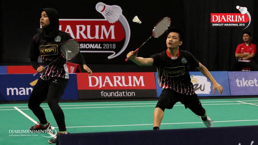 Muhammad Juan Elgiffani/Windi Siti Mulyani (PB Victory Bogor) menyambut pengembalian. Muhammad Juan Elgiffani/Windi Siti Mulyani (PB Victory Bogor) menyambut pengembalian.