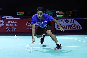 Anthony Sinisuka Ginting (Indonesia) terkecoh pengembalian lawan.