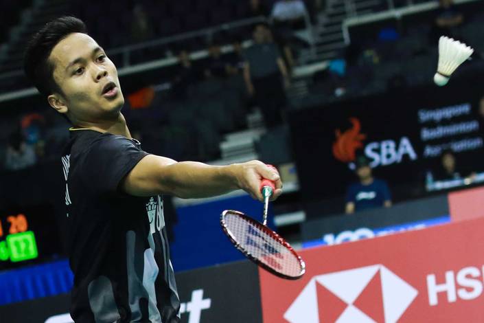 Anthony Sinisuka Ginting (Indonesia) bersiap menyambut pengembalian. Anthony Sinisuka Ginting (Indonesia) bersiap menyambut pengembalian.