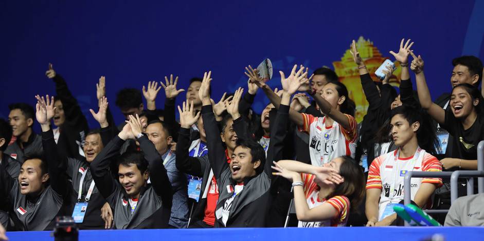 Tim Indonesia saat menyemangati rekannya bertanding. Tim Indonesia saat menyemangati rekannya bertanding.