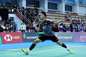 Yonatan Ramlie (Indonesia) bersiap mengembalikan shuttlecock.