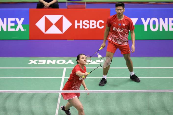 Praveen Jordan/Melati Daeva Oktavianti (Indonesia) mengembalikan shuttleccock.