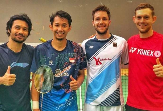 Ganda putra Jerman, Mark Lamsfuss/Marvin Seidel (kanan) bersama dua pemain Indonesia, Berry Angriawan/Rian Agung Saputro. (Foto: dok pribadi Mark Lamsfuss - @marklamsfuss) Ganda putra Jerman, Mark Lamsfuss/Marvin Seidel (kanan) bersama dua pemain Indonesia, Berry Angriawan/Rian Agung Saputro. (Foto: dok pribadi Mark Lamsfuss - @marklamsfuss)