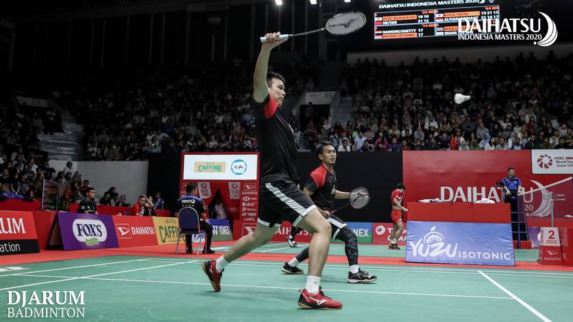 Hendra Setiawan/Mohammad Ahsan (Indonesia) menghadang serangan.