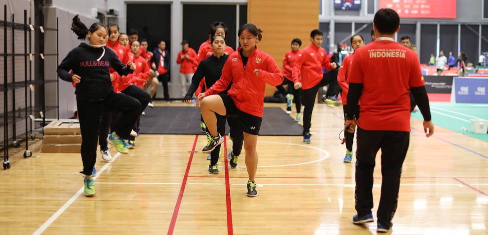 Tim beregu Indonesia melalukan pemanasan sebelum memulai sesi latihan.