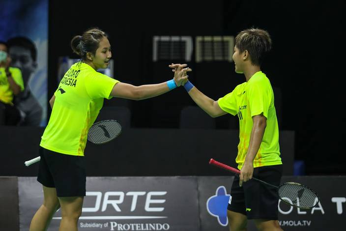 Selebrasi kemenangan Ribka Sugiarto/Siti Fadia Silva Ramadhanti (tim Rajawali). Selebrasi kemenangan Ribka Sugiarto/Siti Fadia Silva Ramadhanti (tim Rajawali).