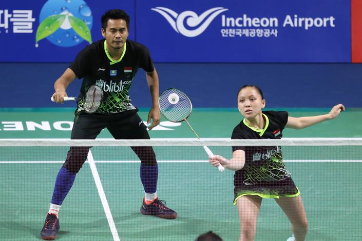 Tontowi Ahmad/Winny Oktavina Kandow (Indonesia) menyambut pengembalian. Tontowi Ahmad/Winny Oktavina Kandow (Indonesia) menyambut pengembalian.
