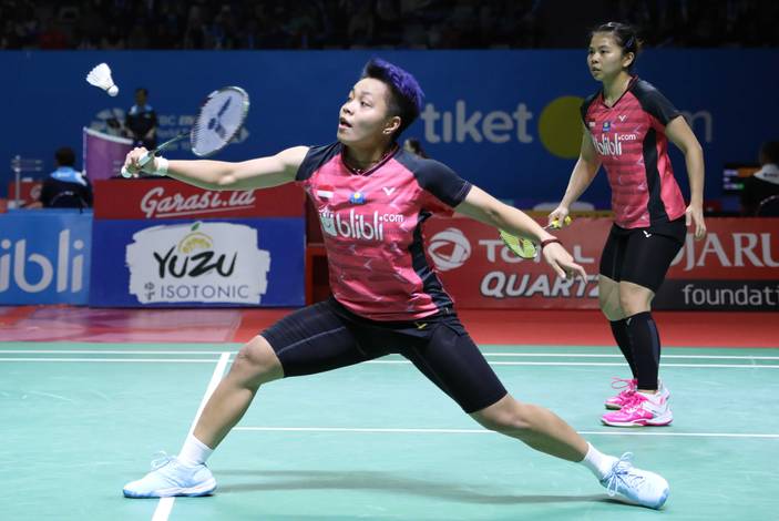 Greysia Polii/Apriyani Rahyu (Indonesia) mengembalikan shuttlecock. Greysia Polii/Apriyani Rahyu (Indonesia) mengembalikan shuttlecock.