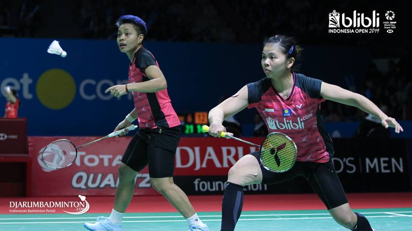 Greysia Polii/Apriyani Rahayu (Indonesia) bersiap meyambut pengembalian. Greysia Polii/Apriyani Rahayu (Indonesia) bersiap meyambut pengembalian.