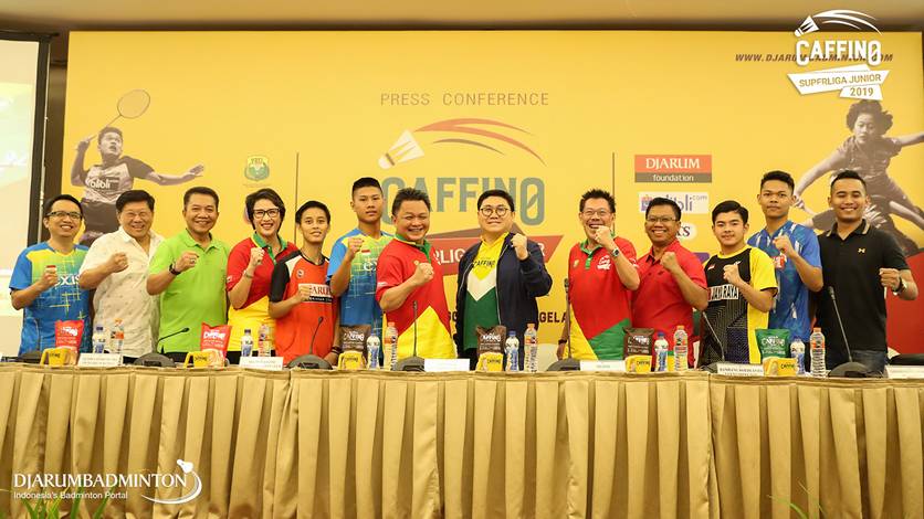 Para atlet, manajer tim dan panitia pelaksana berfoto bersama usai konfrensi pers. Para atlet, manajer tim dan panitia pelaksana berfoto bersama usai konfrensi pers.