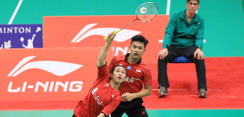 Ghifari Anandaffa Prihardika/Lisa Ayu Kusumawati menyambar pengembalian tanggung. Ghifari Anandaffa Prihardika/Lisa Ayu Kusumawati menyambar pengembalian tanggung.