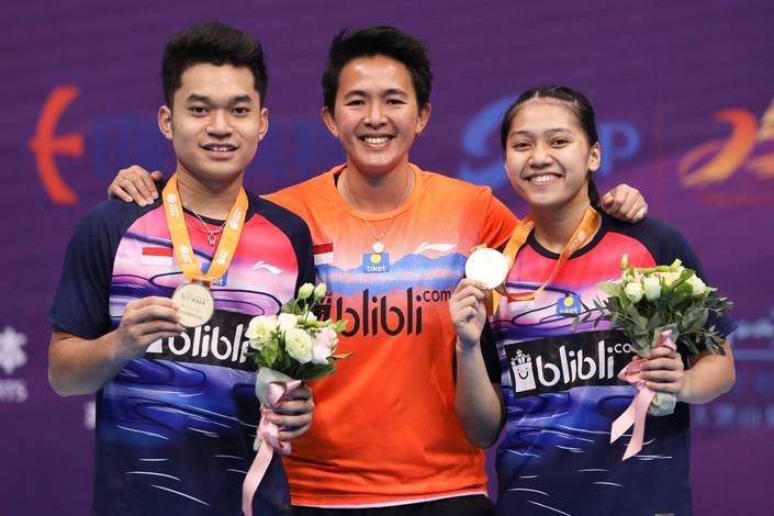 Leo Rolly Carnando, Vita Marissa dan Indah Cahya Sari Jamil usai menjuarai Asia Junior Championships 2019. Leo Rolly Carnando, Vita Marissa dan Indah Cahya Sari Jamil usai menjuarai Asia Junior Championships 2019.