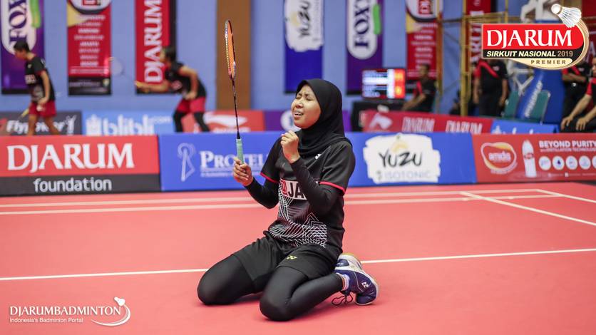 Selebrasi kemenangan Maharani Sekar Batari (PB Jaya Raya Jakarta). Selebrasi kemenangan Maharani Sekar Batari (PB Jaya Raya Jakarta).