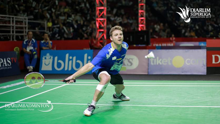 Brice Leverdez (Berkat Abadi) bersiap menghadang pengembalian. Brice Leverdez (Berkat Abadi) bersiap menghadang pengembalian.