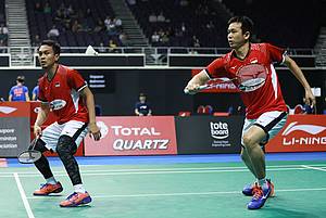 Hendra Setiawan/Mohammad Ahsan (Indonesia) bersiap menyambut pengembalian.