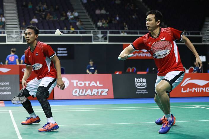 Hendra Setiawan/Mohammad Ahsan (Indonesia) bersiap menyambut pengembalian. Hendra Setiawan/Mohammad Ahsan (Indonesia) bersiap menyambut pengembalian.