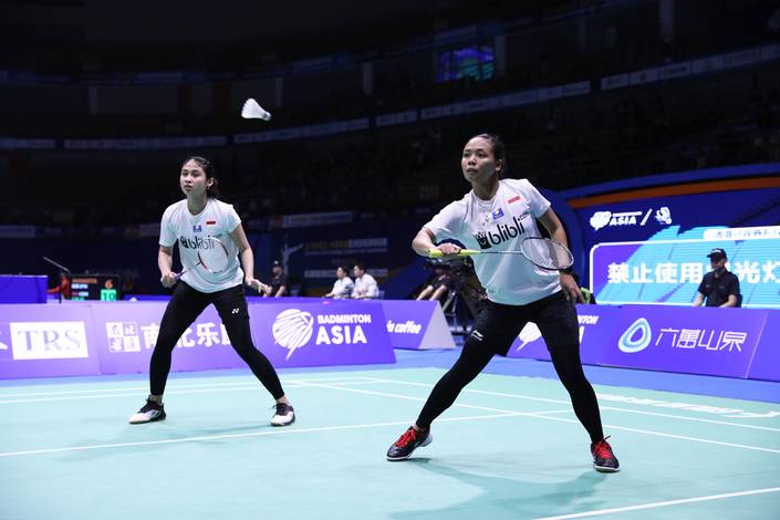 Rizki Amelia Pradipta/Della Destiara Haris (Indonesia) bersiap menghadang pengembalian. Rizki Amelia Pradipta/Della Destiara Haris (Indonesia) bersiap menghadang pengembalian.