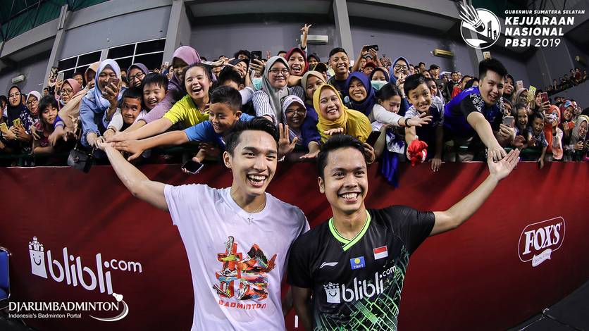 Jonatan Christie (kiri) dan Anthony Sinisuka Ginting berfoto bersama para penggemar selepas laga eksebisi di GOR Dempo Jakabaring Sport City, Palembang, Minggu (24/11). Jonatan Christie (kiri) dan Anthony Sinisuka Ginting berfoto bersama para penggemar selepas laga eksebisi di GOR Dempo Jakabaring Sport City, Palembang, Minggu (24/11).