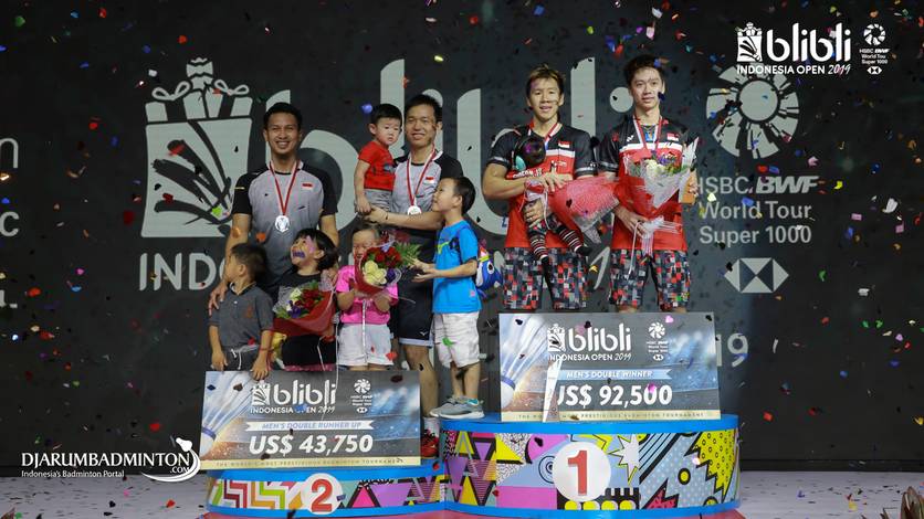 Kevin Sanjaya Sukamuljo/Marcus Fernaldi Gideon dan Hendra Setiawan/Mohammad Ahsan (Indonesia) di podium juara. Kevin Sanjaya Sukamuljo/Marcus Fernaldi Gideon dan Hendra Setiawan/Mohammad Ahsan (Indonesia) di podium juara.
