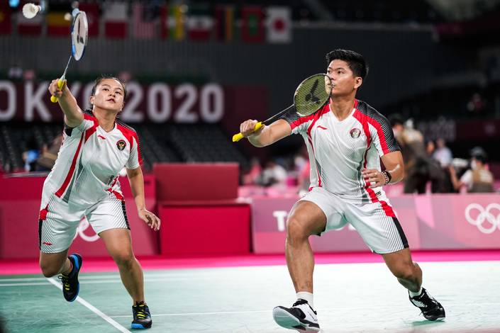 Praveen Jordan/Melati Daeva Oktavianti (Indonesia) mengembalikan shuttlecock. (Foto: BADMINTONPHOTO: Shi Tang)