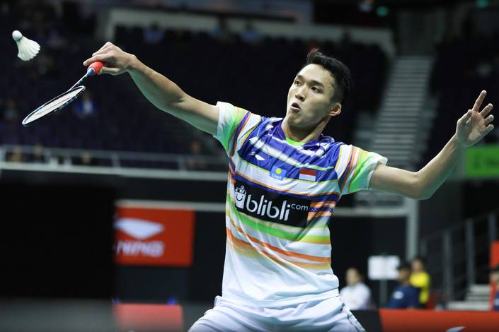 Jonatan Christie (Indonesia) mengembalikan shuttlecock.