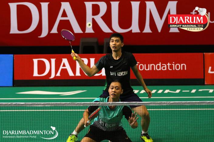 Erwin Rendana Purnomo/Riska Ayu Indah Sari (PB Bayu Kencana Pasuruan) bersiap menyambut pengembalian. Erwin Rendana Purnomo/Riska Ayu Indah Sari (PB Bayu Kencana Pasuruan) bersiap menyambut pengembalian.