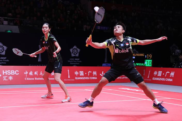 Hafiz Faizal/Gloria Emanuelle Widjaja mengembalikan shuttlecock. Hafiz Faizal/Gloria Emanuelle Widjaja mengembalikan shuttlecock.