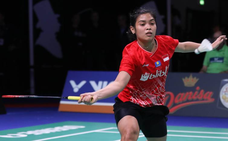 Gregoria Mariska Tunjung (Indonesia) bersiap menyambut pengembalian. Gregoria Mariska Tunjung (Indonesia) bersiap menyambut pengembalian.