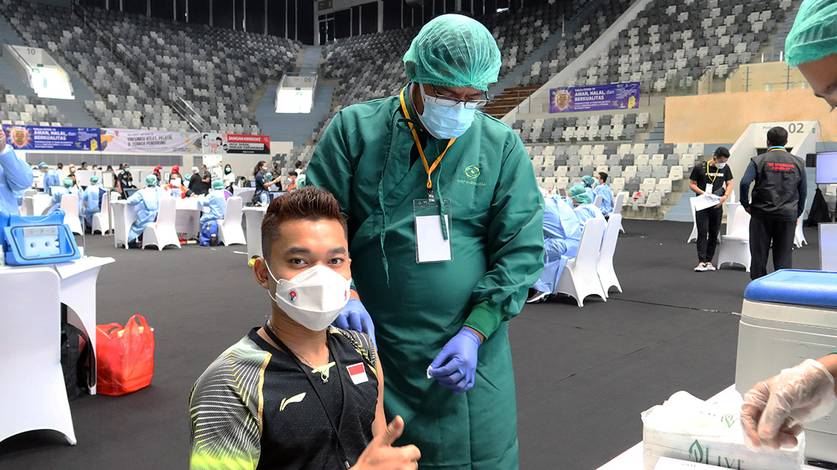 Pemain ganda putra Indonesia, Leo Rolly Carnando saat menerima vaksin. (Foto: PP PBSI) Pemain ganda putra Indonesia, Leo Rolly Carnando saat menerima vaksin. (Foto: PP PBSI)