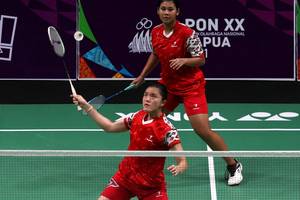 Serena Kani/Tryola N dalam pertandingan penyisihan grup beregu putri bulu tangkis PON Papua 2021 di GOR Waringin, Jayapura (PON Papua 2021/Hadi Abdulloh)