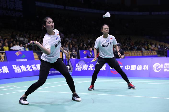 Rizki Amelia Pradipta/Della Destiara Haris (Indonesia) bersiap menyambut pengembalian. Rizki Amelia Pradipta/Della Destiara Haris (Indonesia) bersiap menyambut pengembalian.