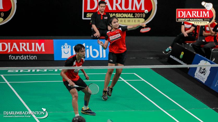 Asghar Herfanda/Sang Ayu Putu Kharisma Maharani (PB Djarum Kudus) melepaskan serangan. Asghar Herfanda/Sang Ayu Putu Kharisma Maharani (PB Djarum Kudus) melepaskan serangan.