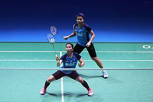 Greysia Polii/Apriyani Rahayu (Indonesia) menyambut pengembalian.
