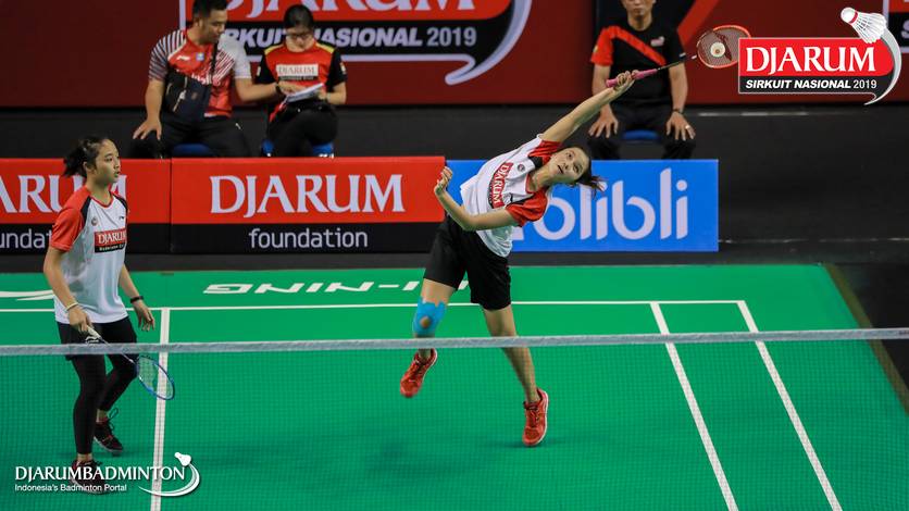 Salli Lin/Sintia Dewi Yuliani (PB Djarum Kudus) mengembalikan shuttlecock. Salli Lin/Sintia Dewi Yuliani (PB Djarum Kudus) mengembalikan shuttlecock.